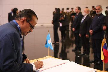 JorgMujica's tweet photo. #EnFotos📸 Secretario General #OPEP Haitham Al Ghais, en compañía del Gobernador de Venezuela ante el organismo energético internacional, Ángel González y el vicepdte de Asuntos Internacionales de PDVSA  visitaron  el Mausoleo del Libertador para rendir honores al padre la Patria https://t.co/6UefJVzcpw