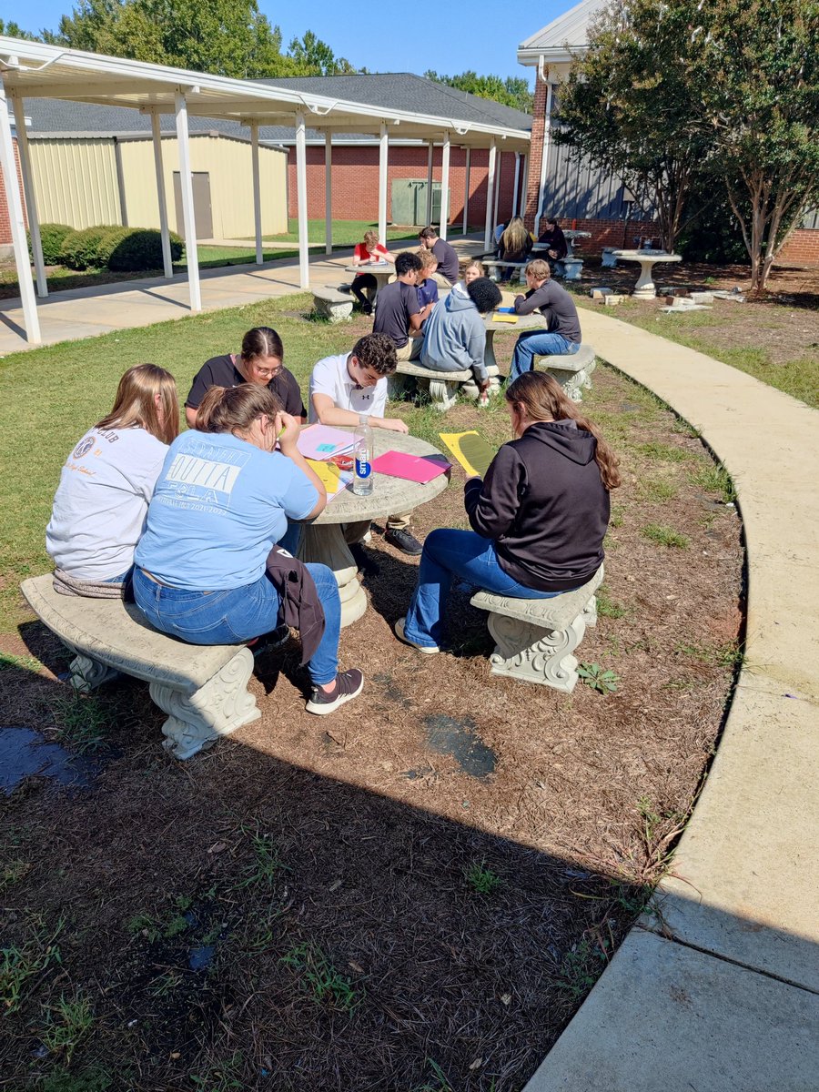 FhsEnglish2015's tweet photo. Rhetorical analysis of "Make Your Bed" speech in this fall weather. AP Lang students carried on authentic conversations that are priceless to this teacher. #buildingthinkers #makingtextconnections @TCBOE_FHS https://t.co/Ju9wXMvO3C