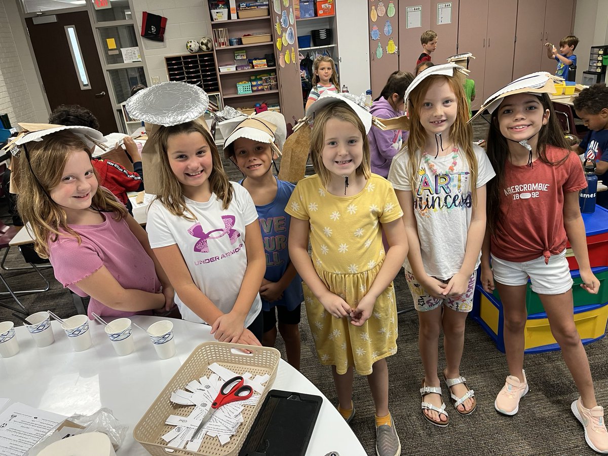 srintriagoBBE's tweet photo. Properties of matter. Second graders are making their own hats based on properties of each material. #Science @HumbleISD_BBE https://t.co/cNpOZ0LGim