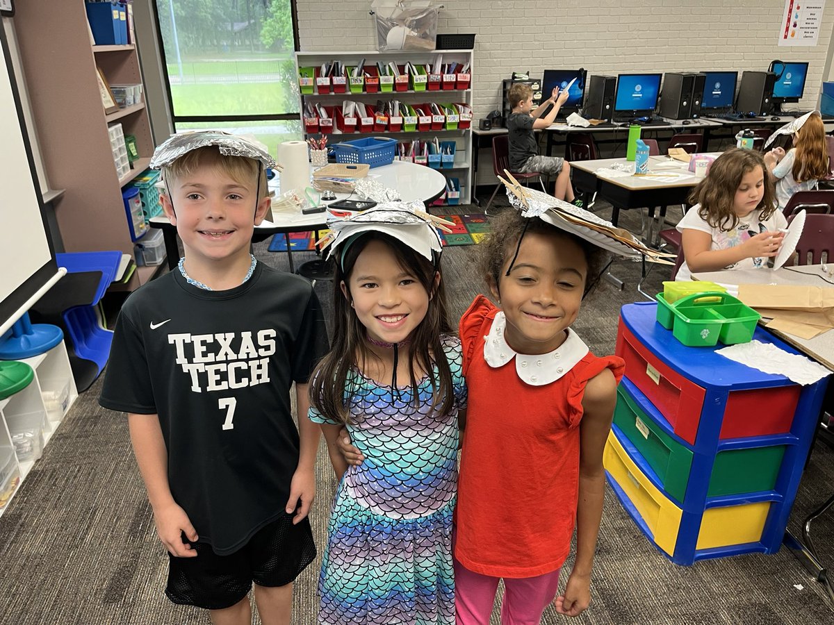 srintriagoBBE's tweet photo. Properties of matter. Second graders are making their own hats based on properties of each material. #Science @HumbleISD_BBE https://t.co/cNpOZ0LGim