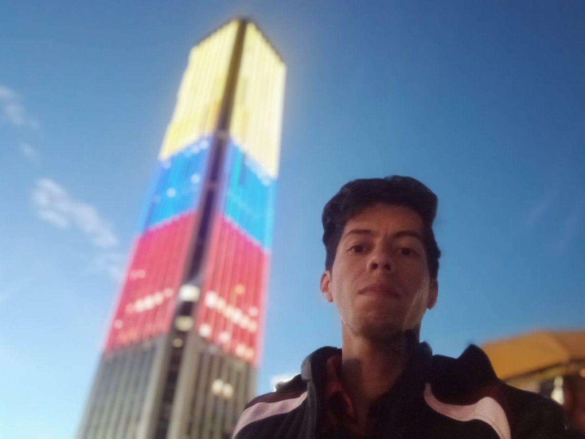 daniel1nico's tweet image. Con la imponente torre #Colpatria de #Bogota