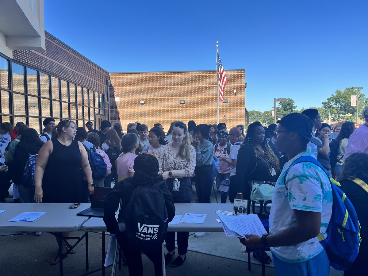 HTSD_West's tweet photo. Students checking out all the great HHW clubs and organizations at the Student Activities Fair today! https://t.co/NMgHwgnU2u