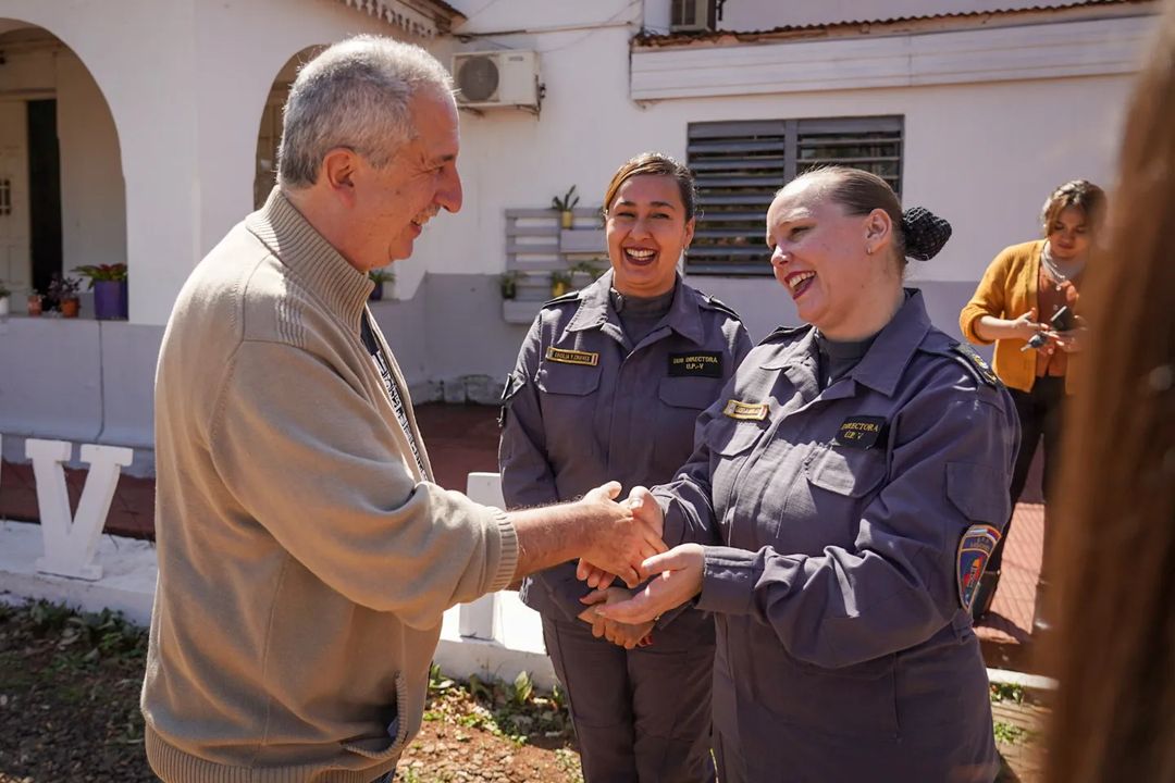 passalacquaok's tweet photo. En la Unidad Penal V de Mujeres, junto a @DuttoManuel, @PSchapovaloff y @GiselaMerlach, compartiendo entrega de materiales y una máquina botonera para el taller de bordado y costura que allí desarrollan las internas junto al personal penitenciario. https://t.co/BavbxUH9GD