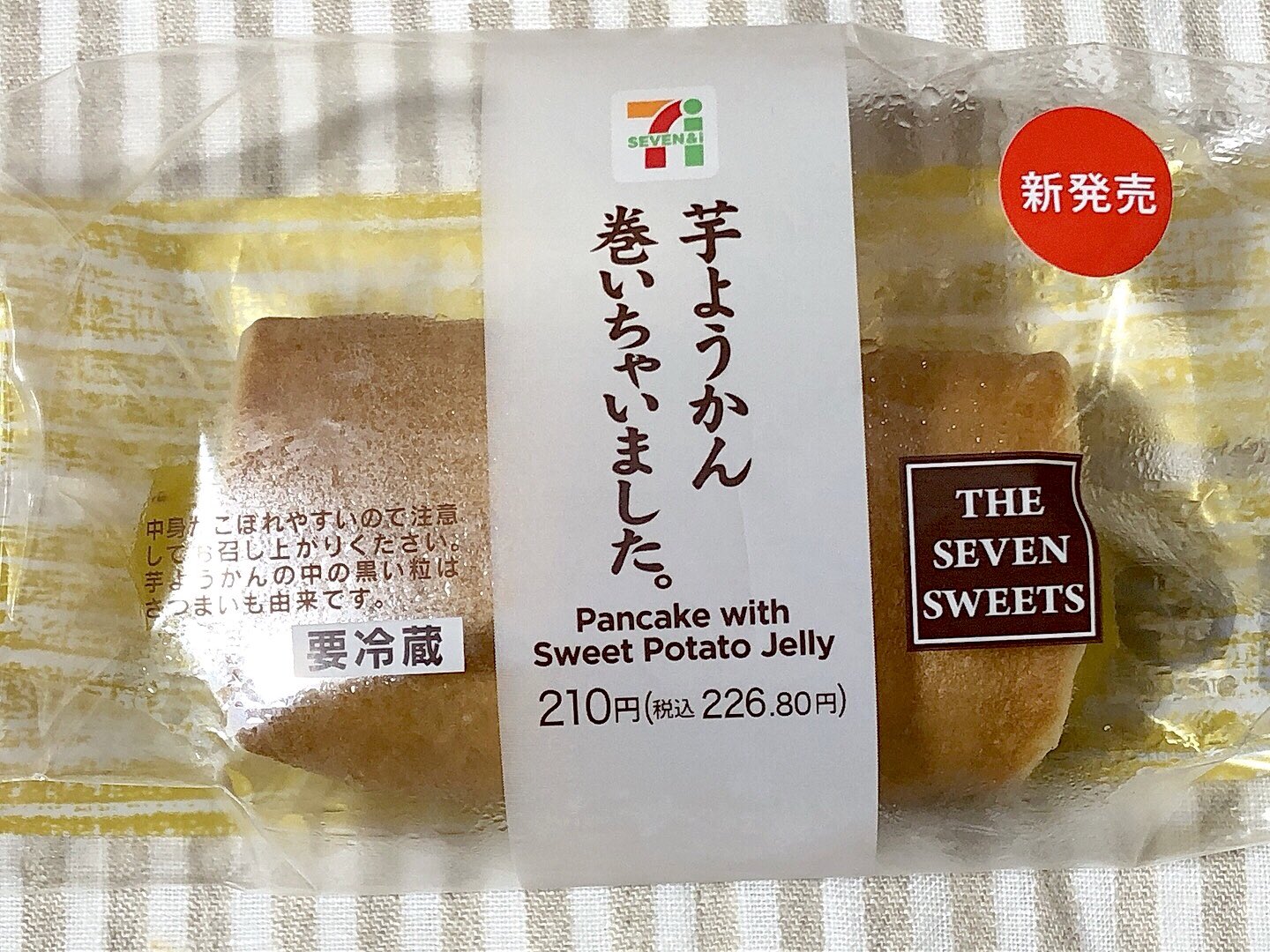 𓌉 鮎 𓇋 セブンイレブン 芋ようかん 巻いちゃいました 生地はほの甘でしっとりもっちり 餡子は粒がしっかりして皮の食感や豆のホクホク感が良くわかる 羊羹は少し弾力があり噛むと歯切れ良く焼芋をそのまま固めたような濃く自然な甘さ ワンハンドで食べ