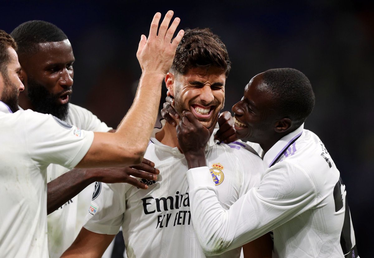 theMadridZone's tweet photo. Mendy putting a smile in Asensio’s face. https://t.co/mur7eJQuEI