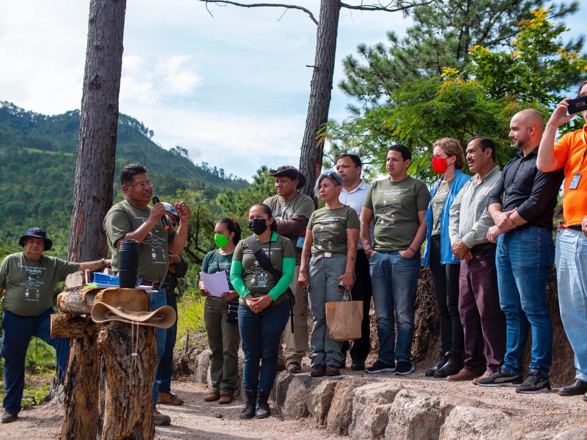 ONUHonduras's tweet photo. Hoy visitamos, junto a autoridades nacionales, la Montaña Triquilapa junto al Comité Ecológico de la Aldea Suyapa (#COEAS) para conocer y sumarnos al trabajo que hacen para preservar y proteger esta zona para asegurar el derecho al #AireLimpio en el país. https://t.co/UTerfwqv2S