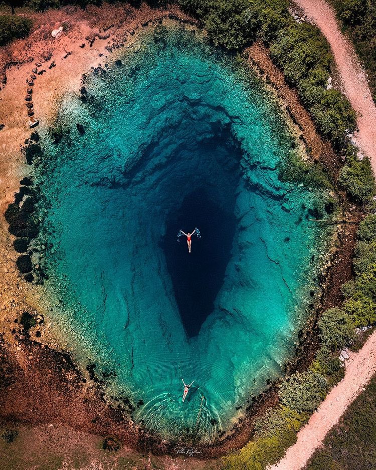 #BuenasNoches🌹
Esta noche me despido con esta bonita fotografía de un accidente natual  “El Ojo de la Tierra” el manantial mágico y misterioso en Croacia, que da origen al río Cetina. Tiene una profundidad de 150 m.
(Foto©️Peter Rajkai)
