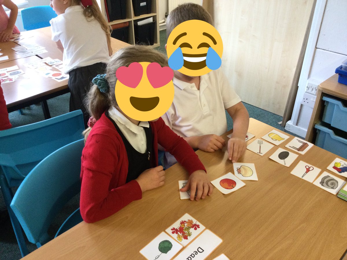 MD_Class2's tweet photo. Working as a team to sort things that are living, dead or never alive. @MD_MrsThompson @MD_headteacher @MillDamSchool @WatertonTrust https://t.co/l1CuECmc8k