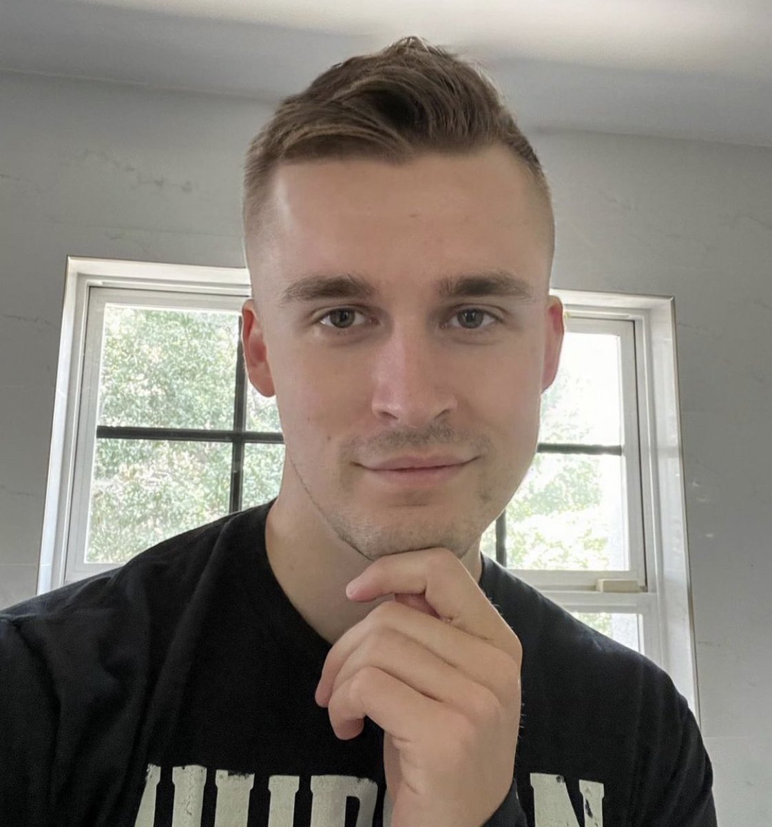 aretwo__'s tweet image. I think he’s our friend