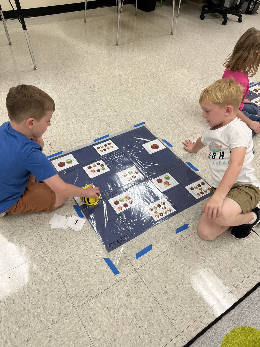 kcollazo's tweet photo. When youβre in your #AppleUnit you combine Math + Science + Coding! ππThese kinder coders programmed their @BeebotCo to travel to the apples that matched their number! @sfltrojans @MCSDigital https://t.co/U7oTK3ir1x