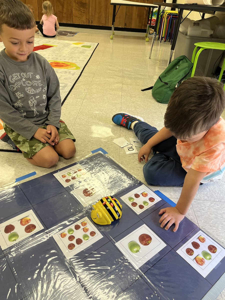 kcollazo's tweet photo. When youβre in your #AppleUnit you combine Math + Science + Coding! ππThese kinder coders programmed their @BeebotCo to travel to the apples that matched their number! @sfltrojans @MCSDigital https://t.co/U7oTK3ir1x