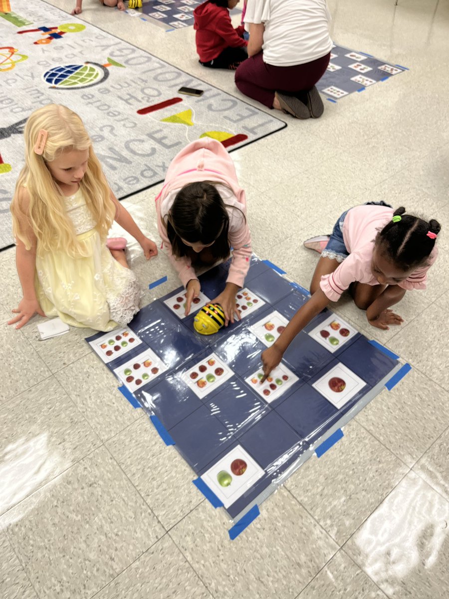 kcollazo's tweet photo. When youβre in your #AppleUnit you combine Math + Science + Coding! ππThese kinder coders programmed their @BeebotCo to travel to the apples that matched their number! @sfltrojans @MCSDigital https://t.co/U7oTK3ir1x