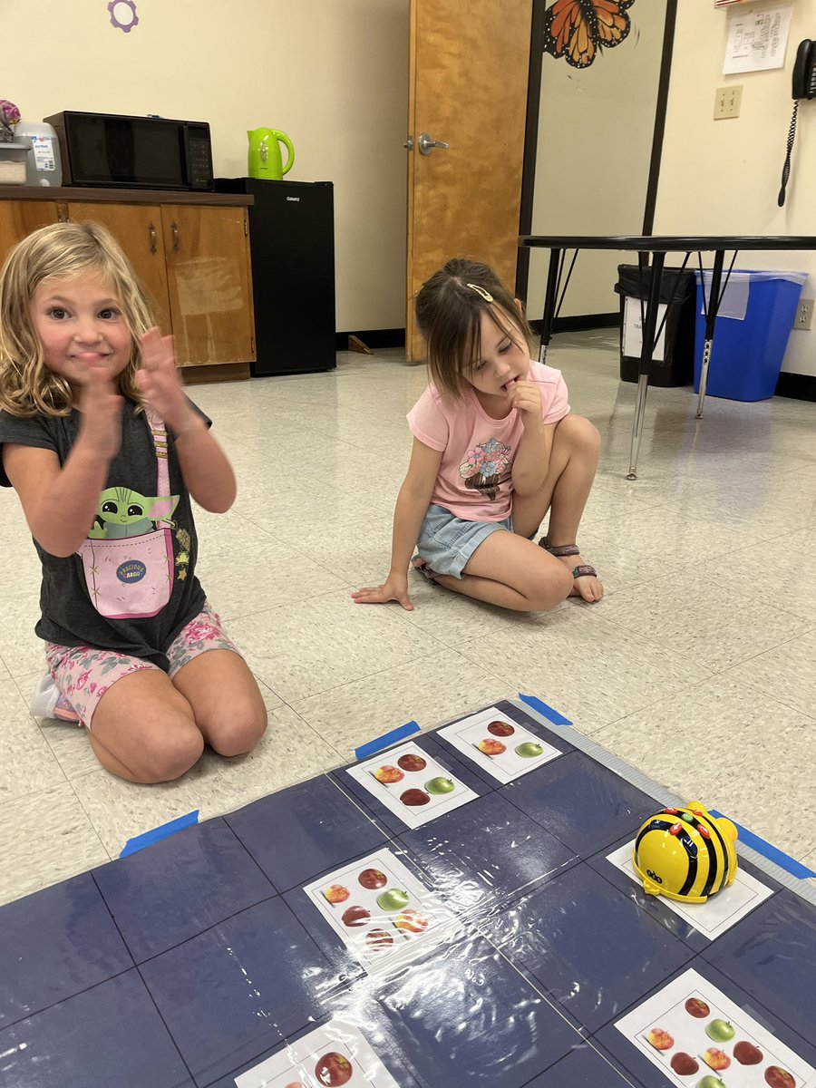 kcollazo's tweet photo. When youβre in your #AppleUnit you combine Math + Science + Coding! ππThese kinder coders programmed their @BeebotCo to travel to the apples that matched their number! @sfltrojans @MCSDigital https://t.co/U7oTK3ir1x