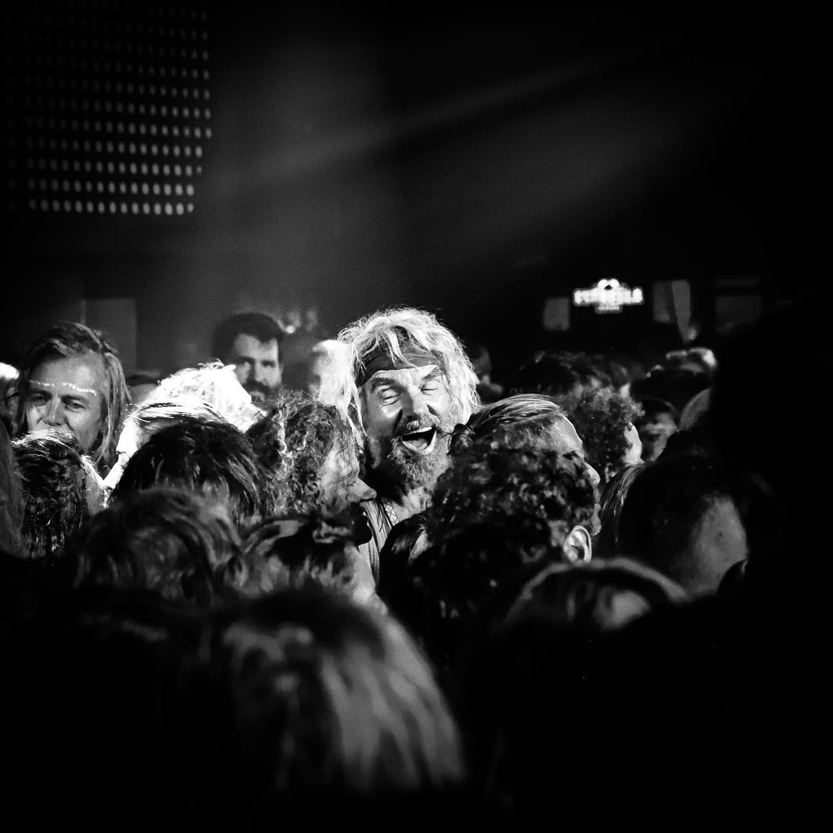 hugo_hyperbole's tweet photo. Cuando sonó “Spirit Bird” se hizo el silencio, hasta que Razz, puño en alto, abrazo una extraña conjunción y miles de voces al unísono corearon aquello de “Slowly we fade, Slowly it fades”

https://t.co/MRNrBVnVrU

@xavierrudd @RazzmatazzClubs @hyperbolemag https://t.co/SUTRTif3mK