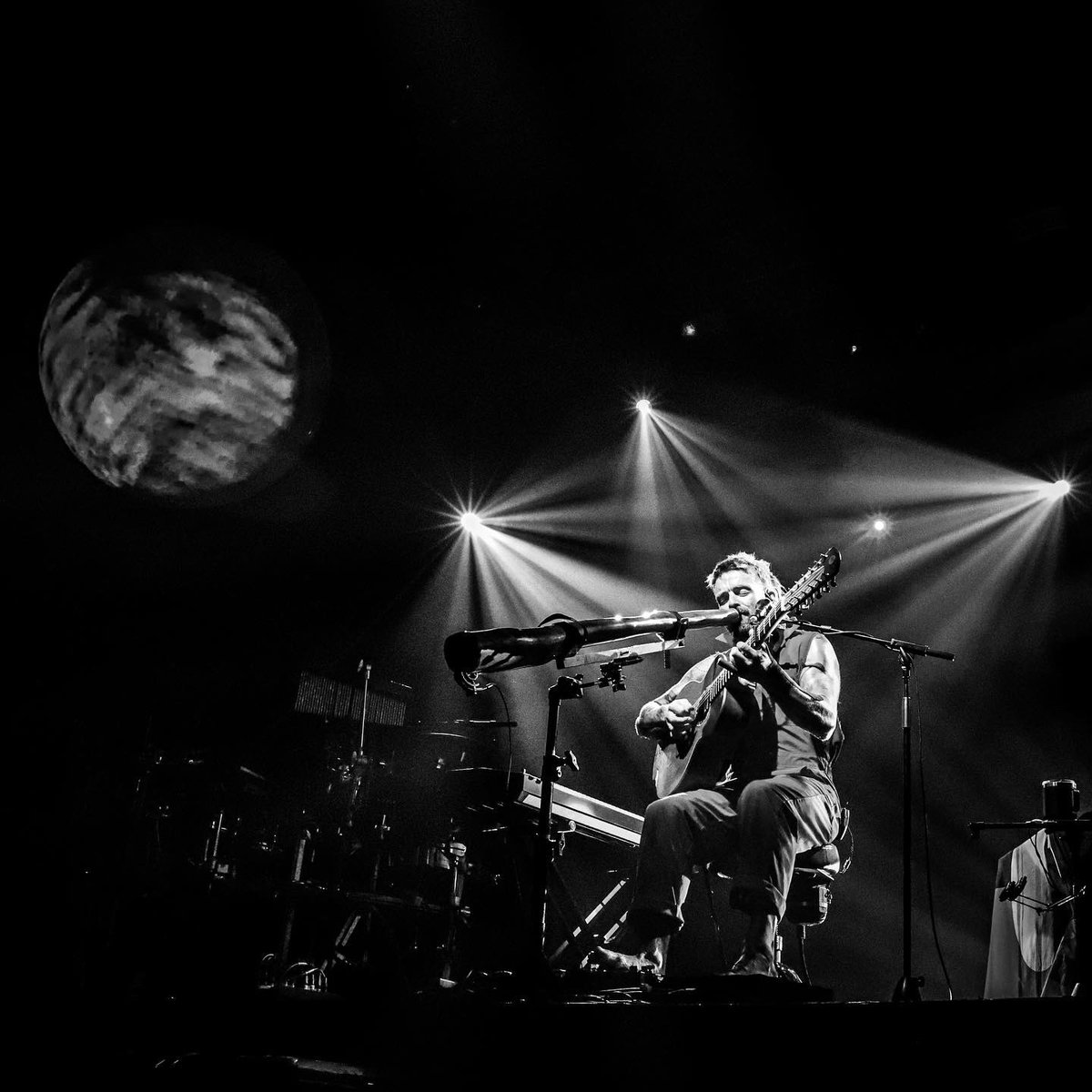 hugo_hyperbole's tweet photo. Cuando sonó “Spirit Bird” se hizo el silencio, hasta que Razz, puño en alto, abrazo una extraña conjunción y miles de voces al unísono corearon aquello de “Slowly we fade, Slowly it fades”

https://t.co/MRNrBVnVrU

@xavierrudd @RazzmatazzClubs @hyperbolemag https://t.co/SUTRTif3mK