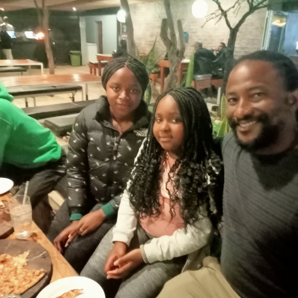Ralphlives4ever's tweet photo. My young brother.. With our beautiful daughters..#JamTree.#LoveZim https://t.co/vj1jxZFCjF