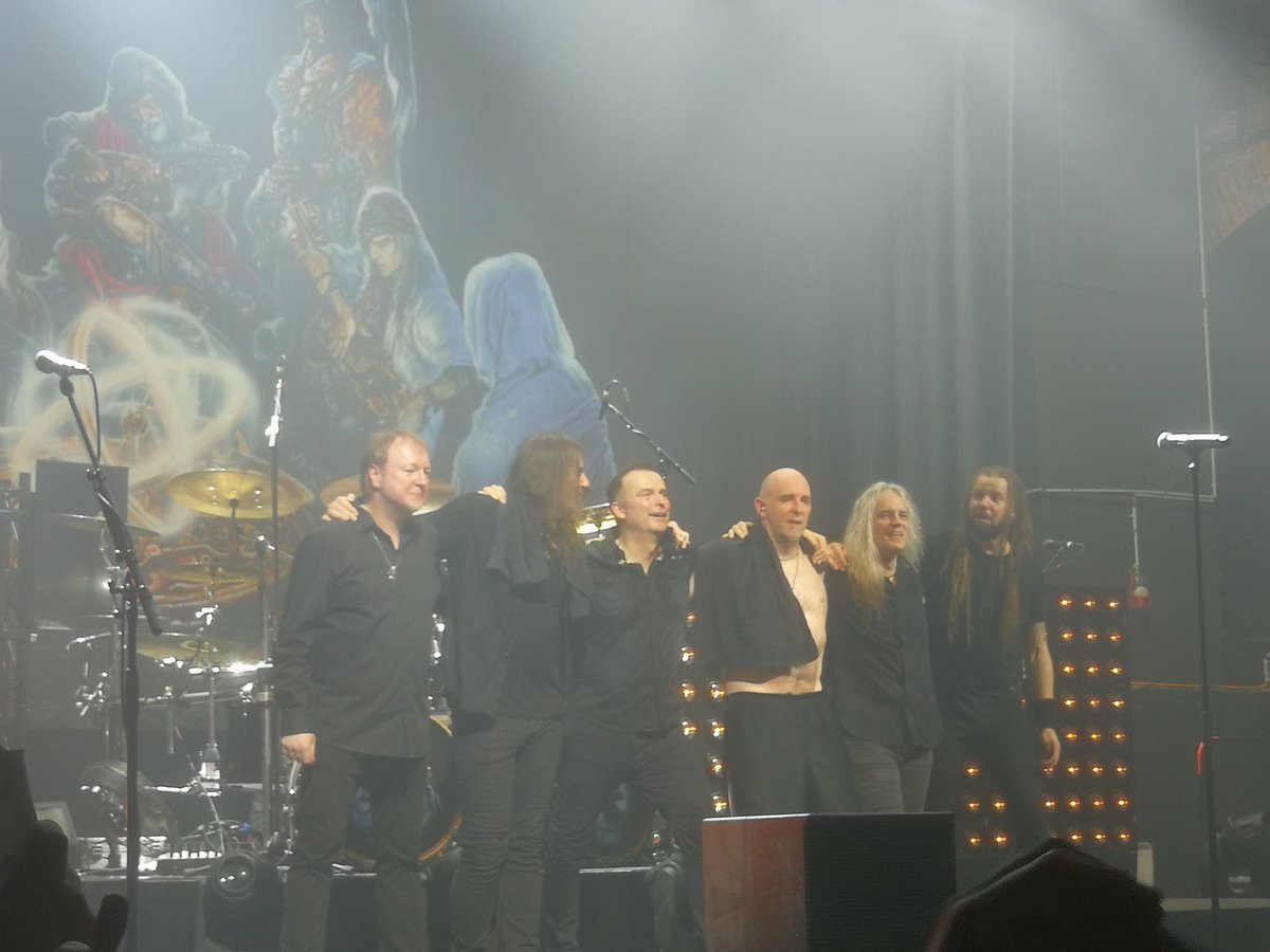 _WorldInFlames_'s tweet photo. Hammershow in Köln von @blind_guardian : längstes Valhalla-Outro ever? 2 Stunden Rudelsingen! Musikdemokratie: rufen die Barden laut genug "Majesty", wird's gespielt! (Oberhausen war auch nice! ) Danke! @Metality_eV https://t.co/11vczfDeau