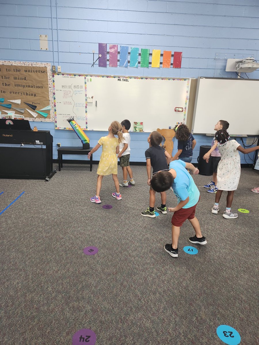 MrsThielMusic's tweet photo. Today was full of fun in first grade! Our movement warmup was copying the wacky inflatable tube man, then we moved to Aquarium and took turns playing Listen Listen on the drum! #KWBPride @KWBwelsh @KWBhensley @BarrettAPS https://t.co/N7vEFRRglD