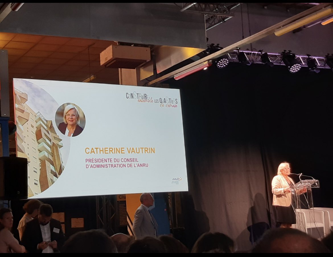 La rénovation de la Tour des Fleurs à Pau en toile de fond du discours de la présidente de l’ANRU Mme Catherine Vautrin devant le ministre du Logement à l’occasion des journées nationales de la rénovation urbaine .. ça claque !! 😀