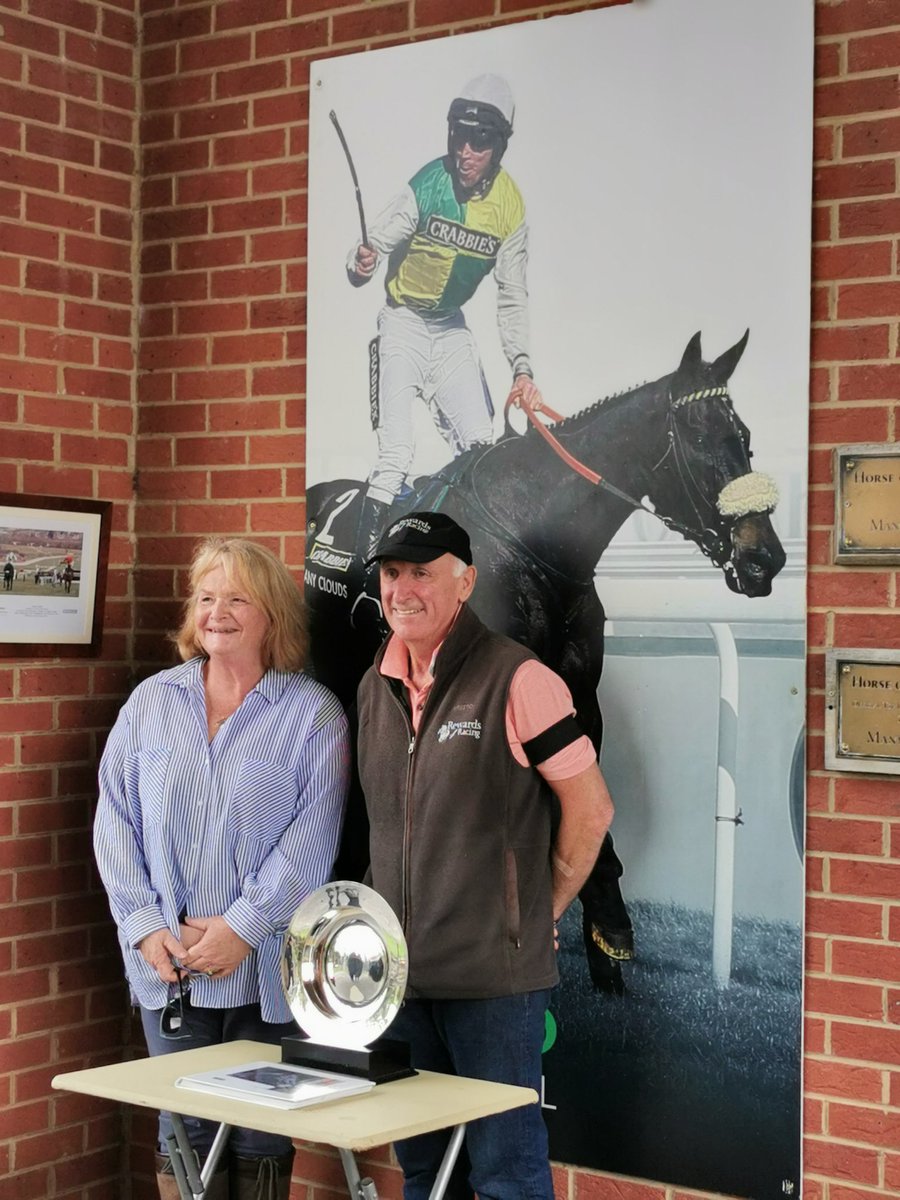 ShoppeKeeperCat's tweet photo. Visitors to the Oliver Sherwood yard @SherwoodRacing today remembering Many Clouds and having photos taken with Oliver. #NationalRacehorseWeek #OliverSherwoodRacing #TeamNeardown #ManyClouds https://t.co/GIS11i43cl