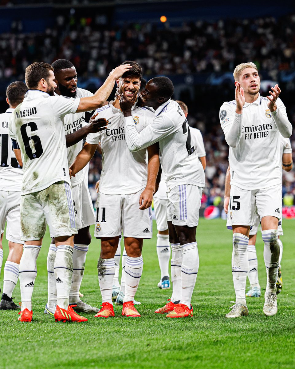 realmadrid's tweet photo. 👏 MI EQUIPO 👏
#UCL https://t.co/v46z3qoP9Z