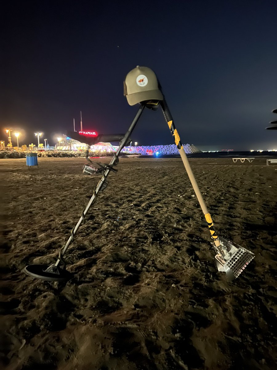 detectoristscy's tweet image. Parekklisia beach hunting under the stars ✨🏖️  #metaldetectoristscyprus #metaldetectoristscy #metaldetecting #cyprus