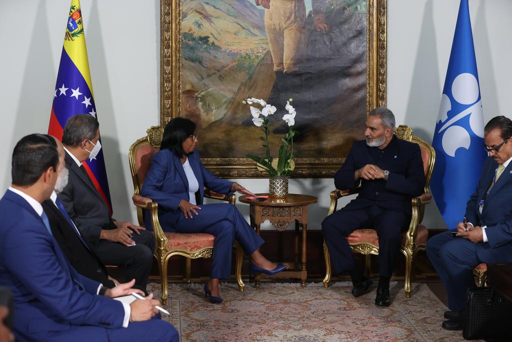 ViceVenezuela's tweet photo. #EnFotos || La Vicepdta. Ejecutiva @delcyrodriguezv recibió este #14Sep al Excelentísimo Secretario General de la #OPEP, Haitham Al Ghais, a quien saludó en nombre del Presidente @NicolasMaduro y todo el pueblo de Venezuela, a propósito del 62 aniversario de esta organización. https://t.co/xxzOcTz0G0