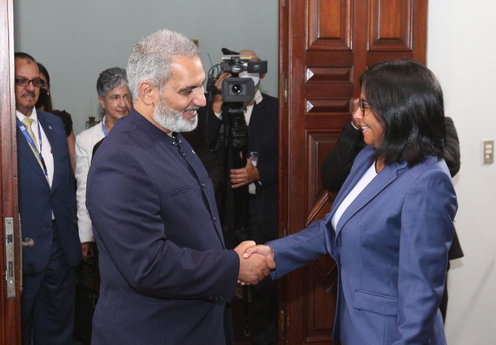 ViceVenezuela's tweet photo. #EnFotos || La Vicepdta. Ejecutiva @delcyrodriguezv recibió este #14Sep al Excelentísimo Secretario General de la #OPEP, Haitham Al Ghais, a quien saludó en nombre del Presidente @NicolasMaduro y todo el pueblo de Venezuela, a propósito del 62 aniversario de esta organización. https://t.co/xxzOcTz0G0