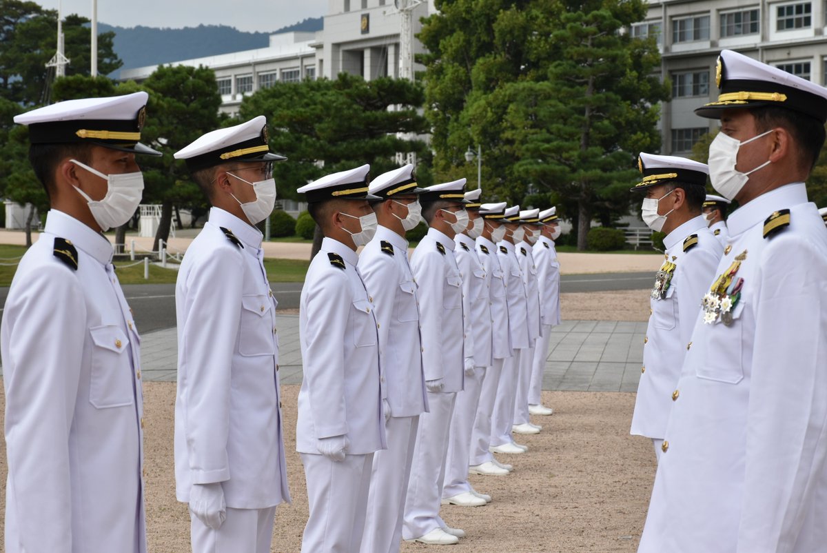 JMSDF_MOCS's tweet photo. ７５期飛行幹部候補生課程に対し入校時の分隊点検を行いました🏫元気いっぱい💪やる気十分🔥半年の在学を経て、さらに飛躍します✈
#指揮官になる #必要なのはその気概 #分隊点検 #飛行幹部候補生課程 #instagood #follow #photography #JMSDF #MOCS https://t.co/iDMiqpxKLZ