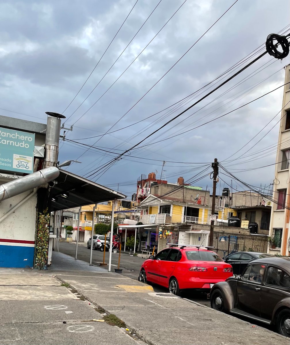 alc__Iztapalapa's tweet photo. Ven cómo si están bien stupi2!! El dueño de este auto a parte de discapacidad metal, idiota @Alc_Iztapalapa @VigimoviCDMX @ClaraBrugadaM @Gobierno_Izt @PoderAG_IZT @unidadvguerrero Si lo conocen díganle que no estorbe, sean cívicos #iztapalapa #VicenteGuerrero #Mercado #Cuilapan https://t.co/mIuQkmV8ey