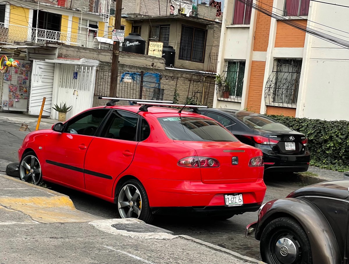 alc__Iztapalapa's tweet photo. Ven cómo si están bien stupi2!! El dueño de este auto a parte de discapacidad metal, idiota @Alc_Iztapalapa @VigimoviCDMX @ClaraBrugadaM @Gobierno_Izt @PoderAG_IZT @unidadvguerrero Si lo conocen díganle que no estorbe, sean cívicos #iztapalapa #VicenteGuerrero #Mercado #Cuilapan https://t.co/mIuQkmV8ey