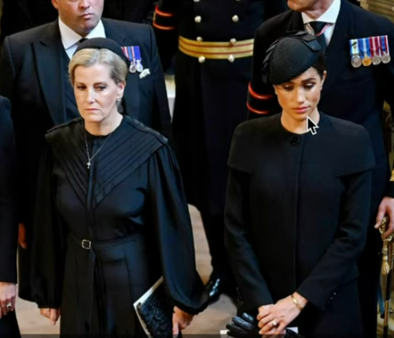 poor_harry's tweet photo. Watching #BodyLanguageGuy. His viewer Sam Sam observes that the Countess of #Wessex looks ready to punch #OverseasMeghan. LOLOLOL
(By the way, that's my new names for them: OM and OH--#OverseasMeghan and #OverseasHarry.)
lol Thank you #KingCharles for that one!
@Knesix https://t.co/bKsWT4MbkT