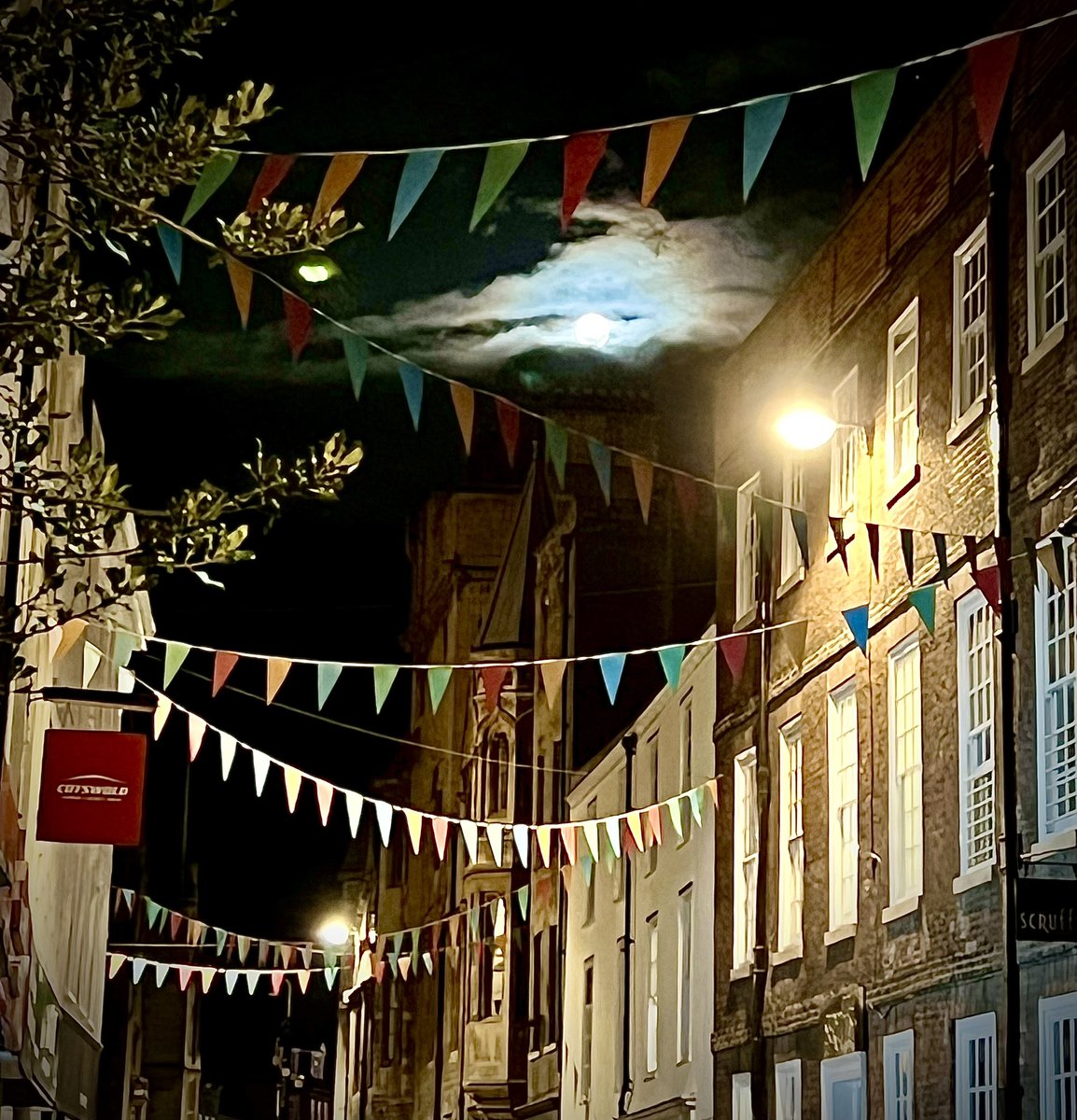 Last week’s #fullmoon on #sidneystreet (had too much schoolwork to post before now) #light #shadows #cloud #dark #muted #flags @srawlinsonphoto <a href="/CambNetwork/">Cambridge Network</a> <a href="/acambridgediary/">A Cambridge Diary</a>