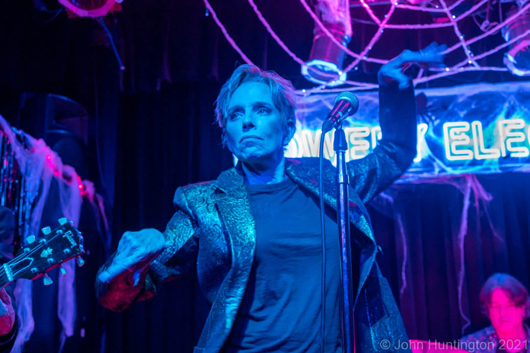 CONCERT: I can't promise you'll see this exact dance move when I headline <a href="/CuttingRoomNYC/">The Cutting Room</a> on October 13, but I will have other surprises in my toolbox. Get your tickets at bit.ly/3dfTGUE.

Photo: John Huntington.
#EllenFoley #cuttingroomnyc #nycconcerts