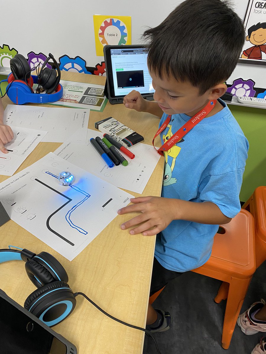 MsColleenConway's tweet photo. @mrsszarekSA @SAkinderPolich @wagnersusie123 The LIH was a busy place today! I also caught some friends busy and so engaged! #BulldogBest #SoEngaged #SoMuchFun @TinaPapadopoulo https://t.co/YEEcHiXsFs