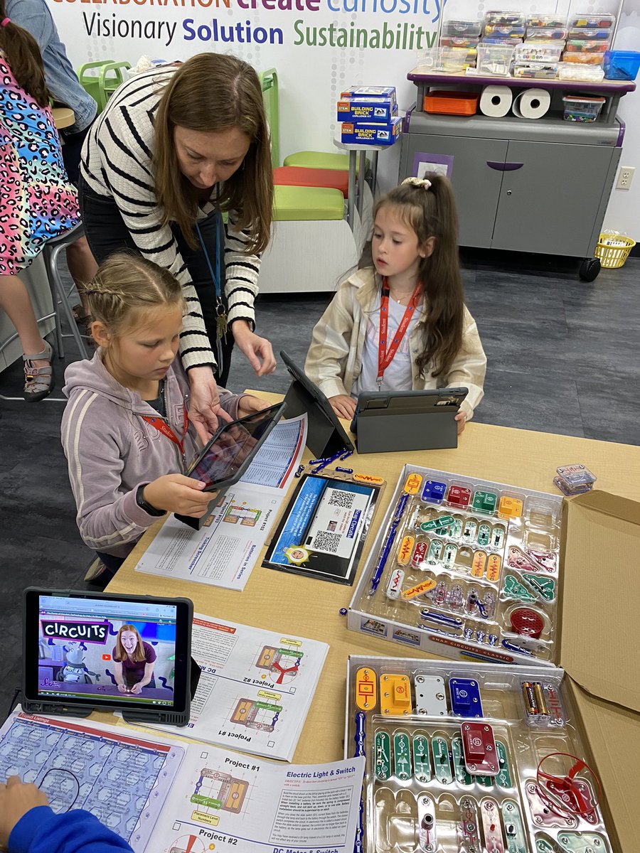 MsColleenConway's tweet photo. @mrsszarekSA @SAkinderPolich @wagnersusie123 The LIH was a busy place today! I also caught some friends busy and so engaged! #BulldogBest #SoEngaged #SoMuchFun @TinaPapadopoulo https://t.co/YEEcHiXsFs