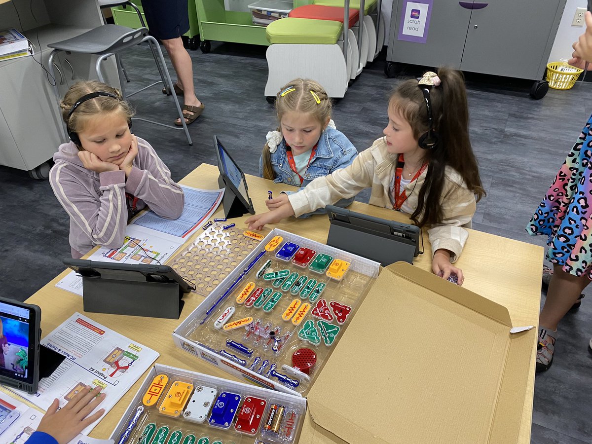 MsColleenConway's tweet photo. @mrsszarekSA @SAkinderPolich @wagnersusie123 The LIH was a busy place today! I also caught some friends busy and so engaged! #BulldogBest #SoEngaged #SoMuchFun @TinaPapadopoulo https://t.co/YEEcHiXsFs