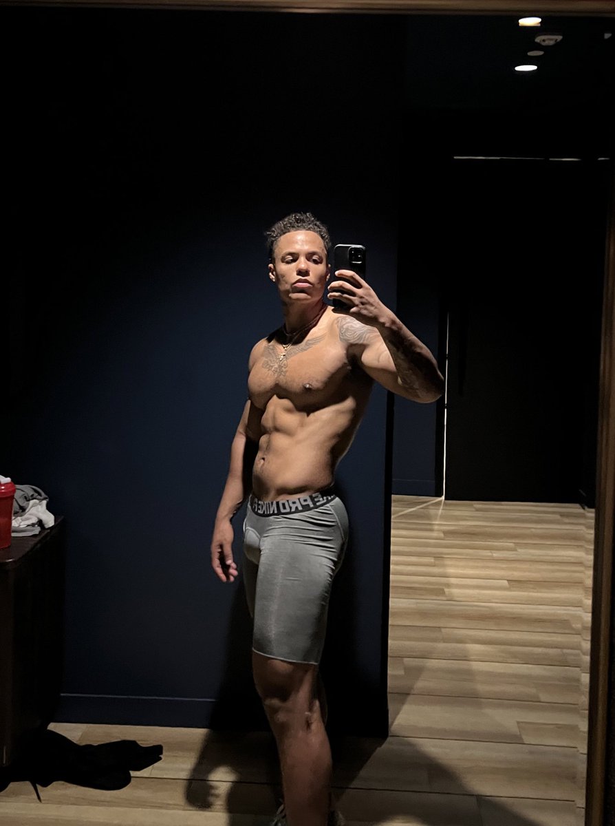 chadmitchelll_'s tweet photo. who wants to rub me down after my gym session? https://t.co/qCPISJSqGn