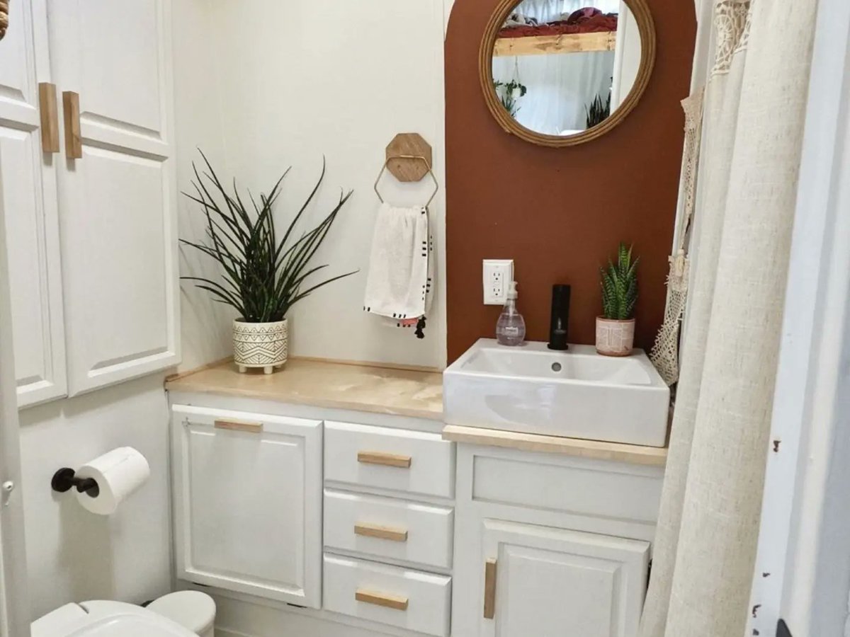 lovethatrv's tweet photo. Pops of color can really help personalize your RV and make a fun statement. The dark lower, light upper cabinets can also make a small space like this feel bigger and more welcoming. 🙌

Photos + RV reno by https://t.co/A0imiXyG4e

#lovethatrv #rvremodel #rvinspiration #rvdesign https://t.co/Q9uegVWDkk