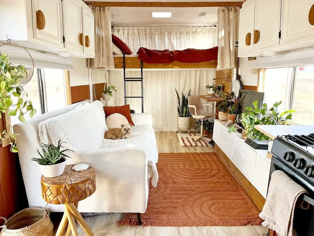 lovethatrv's tweet photo. Pops of color can really help personalize your RV and make a fun statement. The dark lower, light upper cabinets can also make a small space like this feel bigger and more welcoming. 🙌

Photos + RV reno by https://t.co/A0imiXyG4e

#lovethatrv #rvremodel #rvinspiration #rvdesign https://t.co/Q9uegVWDkk