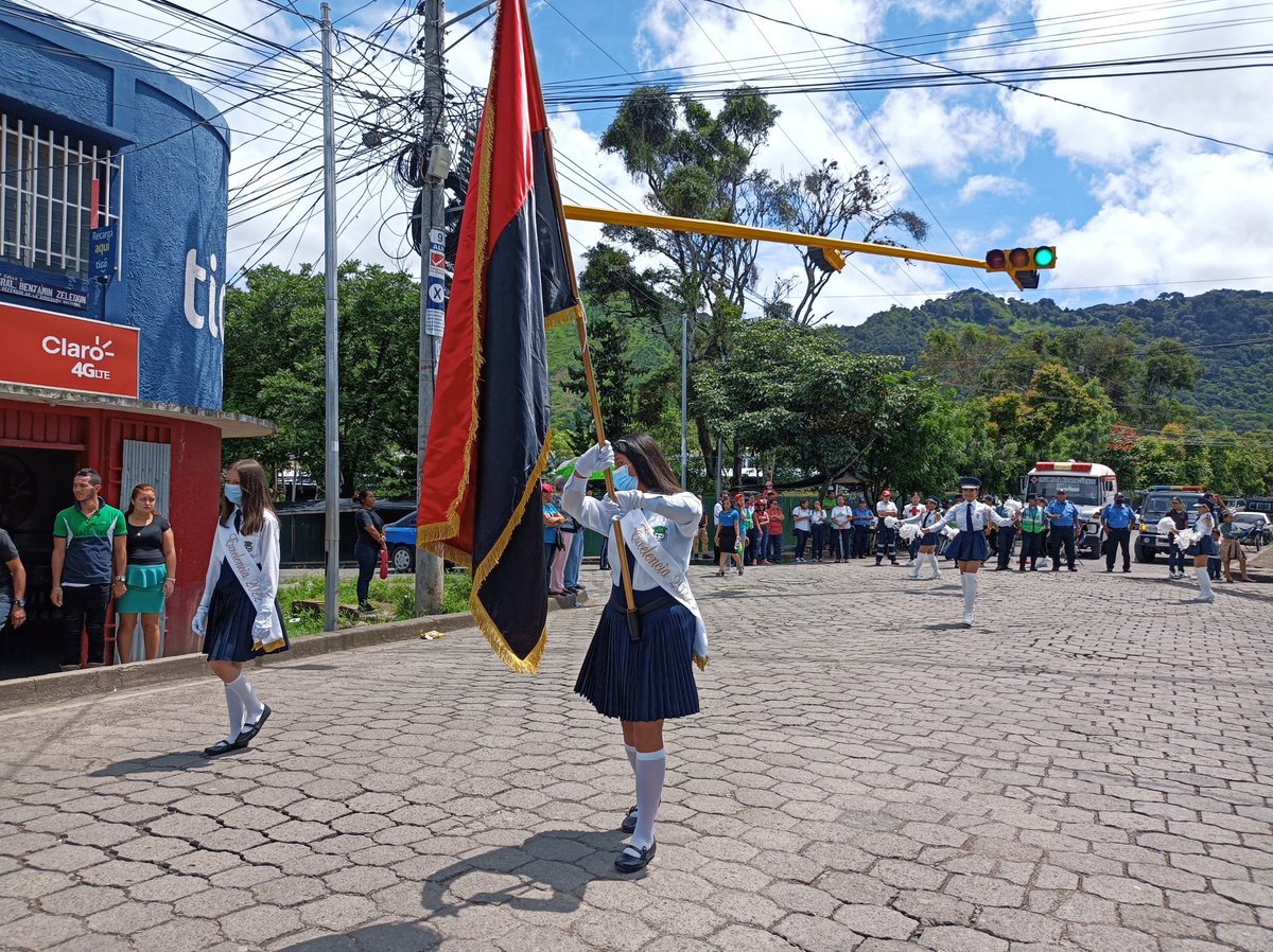 “Yo no estoy dispuesto a entregar mis armas en caso de que todos lo hagan. Yo me haré morir con los pocos que me acompañan porque es preferible hacernos morir como rebeldes y no vivir como esclavos”.

Augusto C. Sandino

#patriaBenditayLibre