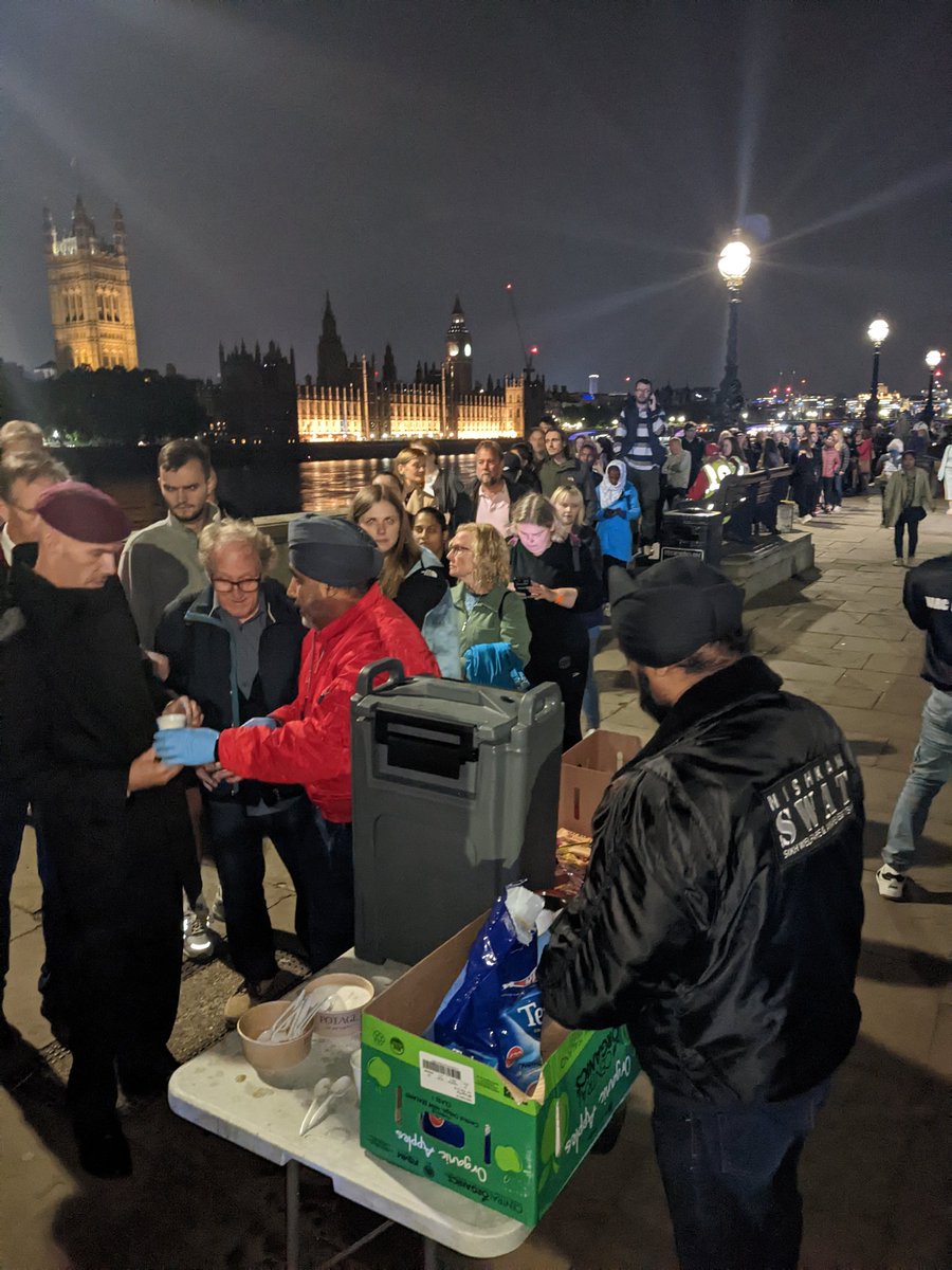 kelseyleewilson's tweet photo. These men are giving out free coffee and tea to people waiting in the queue https://t.co/J87VUGscWk