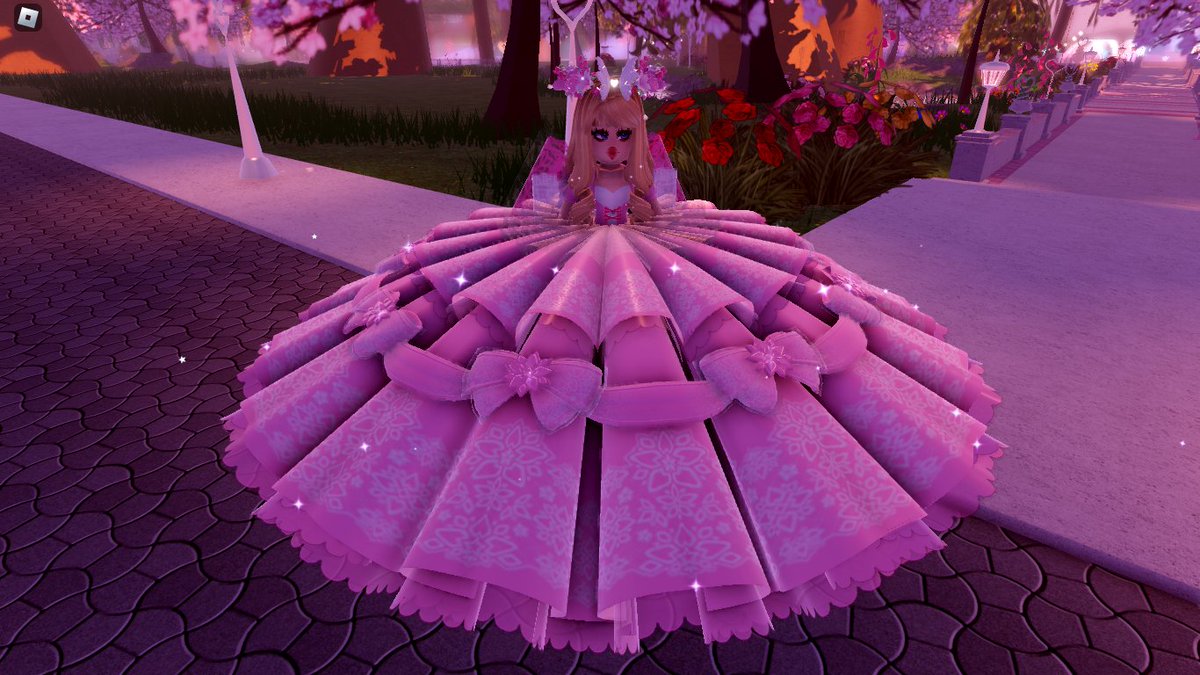 IM INLOVEEE <a href="/SaltehShio/">•°.Shio.°•</a> <a href="/BeaPlaysRBLX/">beaplaysrblx</a>  #royalehighgiveaway #RoyaleHighTea