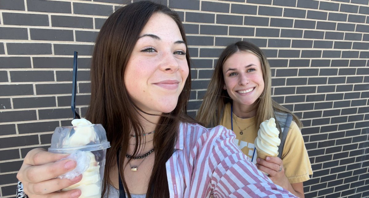MorganCollierVB's tweet photo. Buddy date week 2! #HowWellDoYouKnowYourTeammate #BuddyDate #Week2 @JhsOwlsvball @hkarson1 https://t.co/QkbbKzsig2
