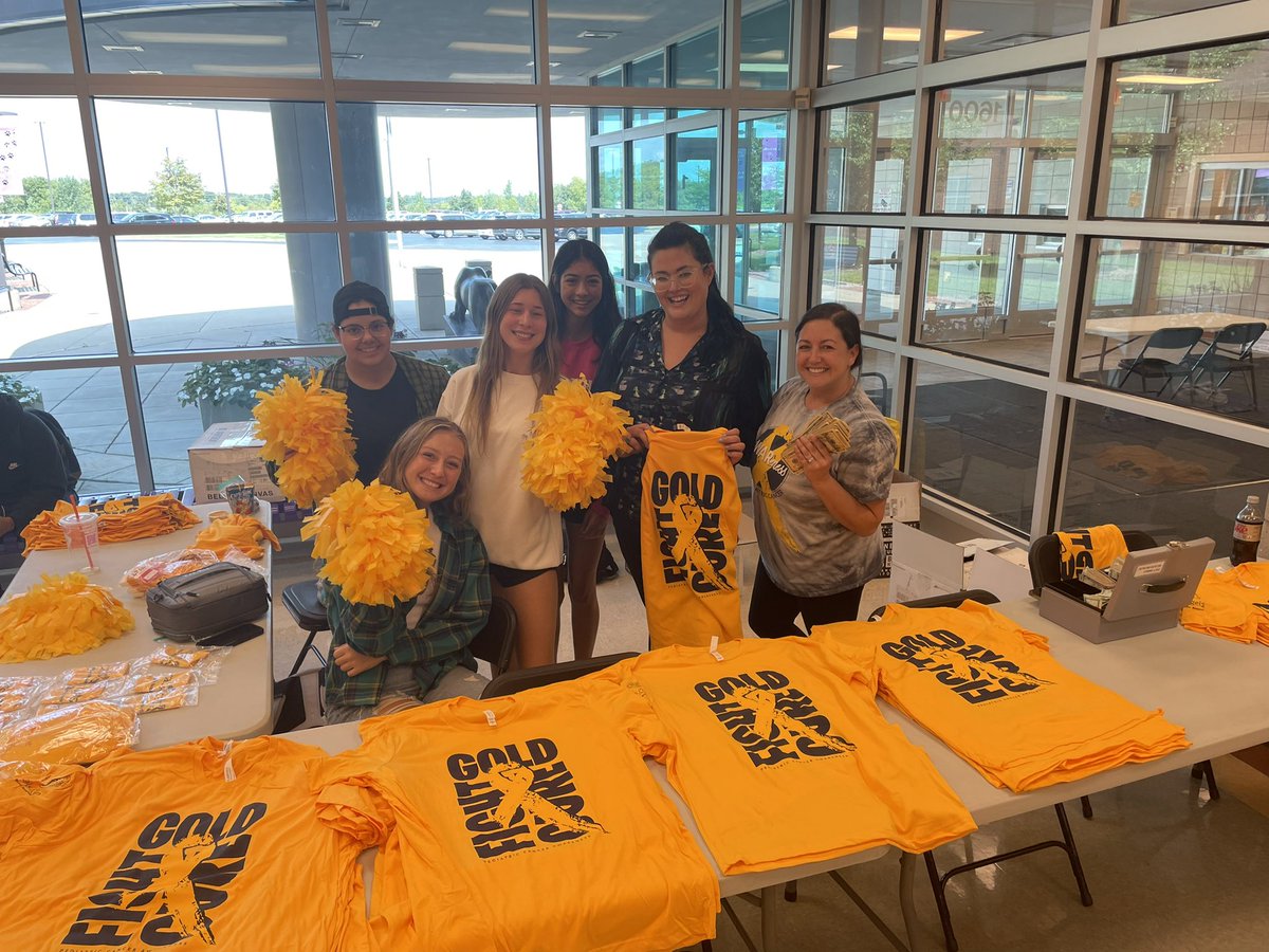 MrsErfortHHS's tweet photo. Another successful day of selling shirts during our Go Gold week! We are up to $8370 in sales, getting closer and closer to our $10,000 goal! @WhipsSquad @CalsAngels #GoGold 💛🎗✨ https://t.co/BGpLMqEH0S