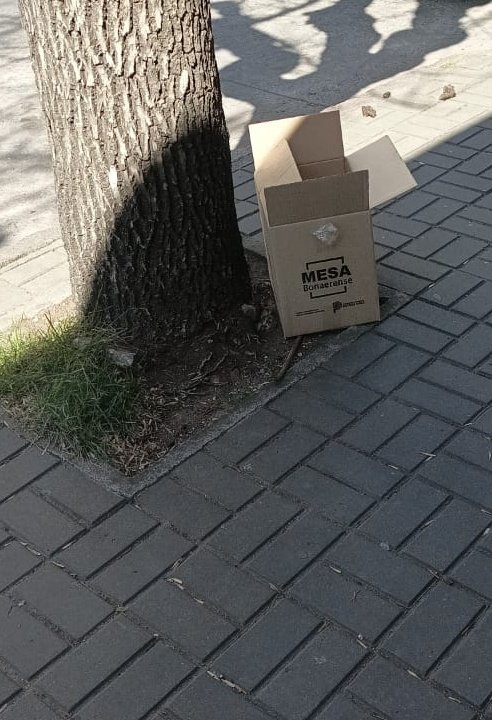 Liliteaconseja's tweet photo. @maitesalerno Y como quien dice la cosa, los $150 de la caja terminan en la vereda ! Ni para sacar la basura se pueden usar ! https://t.co/1TbjHzsnu2