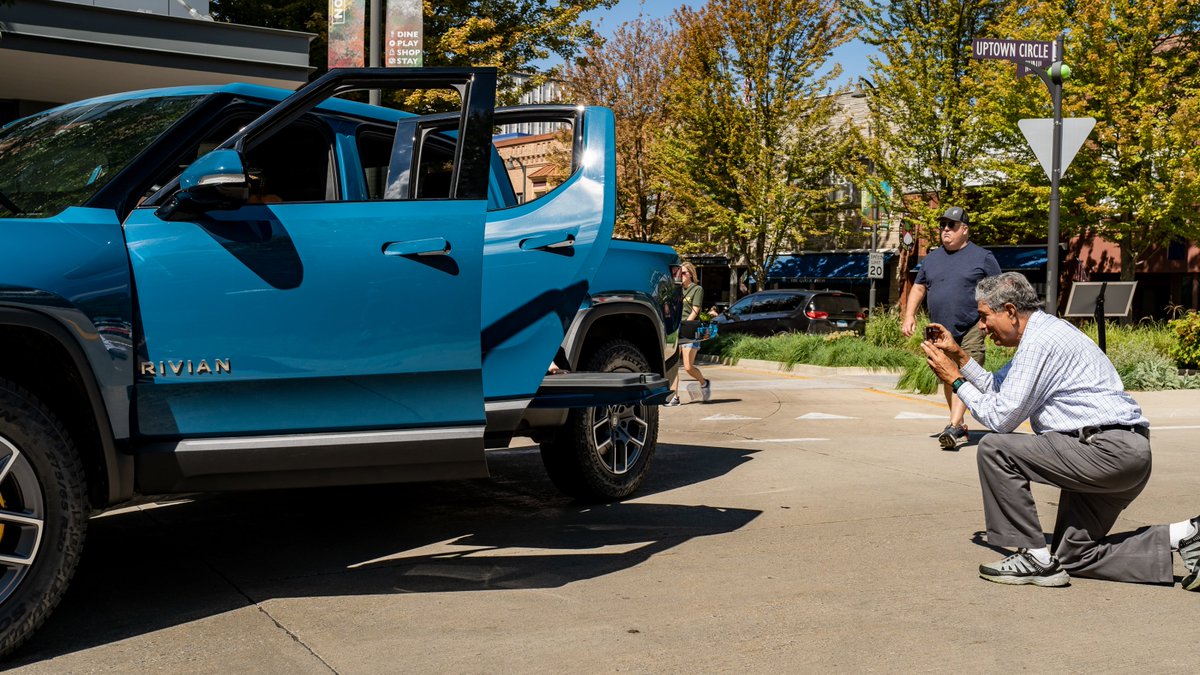 Rivian's tweet photo. We got to spend the day connecting with our neighbors in Normal, who had lemonade and cookies and hung out in the trucks, SUVs and electric delivery vans being produced right in their back yard. We 💛 our hometown. https://t.co/kiy7zb4RzH