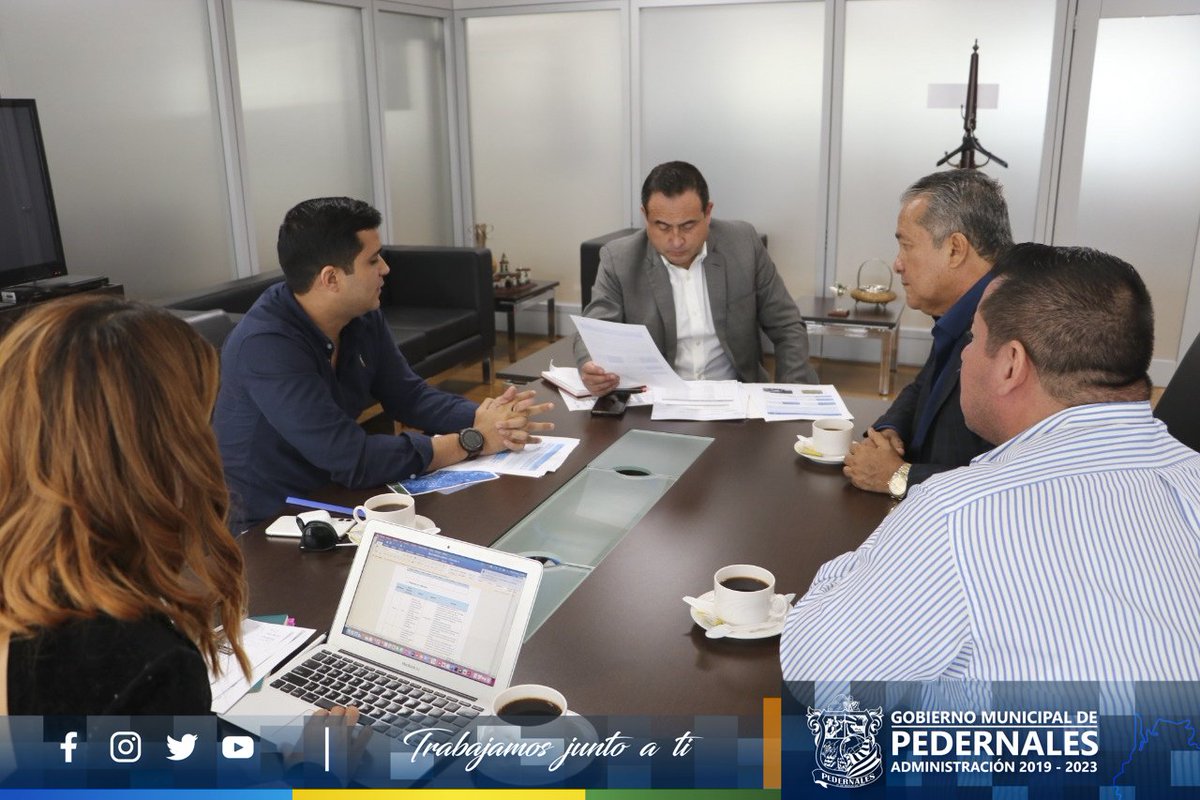 GADMPedernales's tweet photo. En #Quito el alcalde #OscarArcentalesNieto se reunió con gerente general del @BDEcuadorBP #HomeroCastanier para viabilizar la ejecución de los proyectos presentados de agua y saneamiento del cantón #Pedernales, hubo compromiso de dar acompañamiento personalizado al cantón.
📄💧 https://t.co/cB75SyhteC