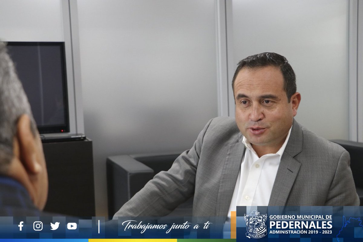 GADMPedernales's tweet photo. En #Quito el alcalde #OscarArcentalesNieto se reunió con gerente general del @BDEcuadorBP #HomeroCastanier para viabilizar la ejecución de los proyectos presentados de agua y saneamiento del cantón #Pedernales, hubo compromiso de dar acompañamiento personalizado al cantón.
📄💧 https://t.co/cB75SyhteC