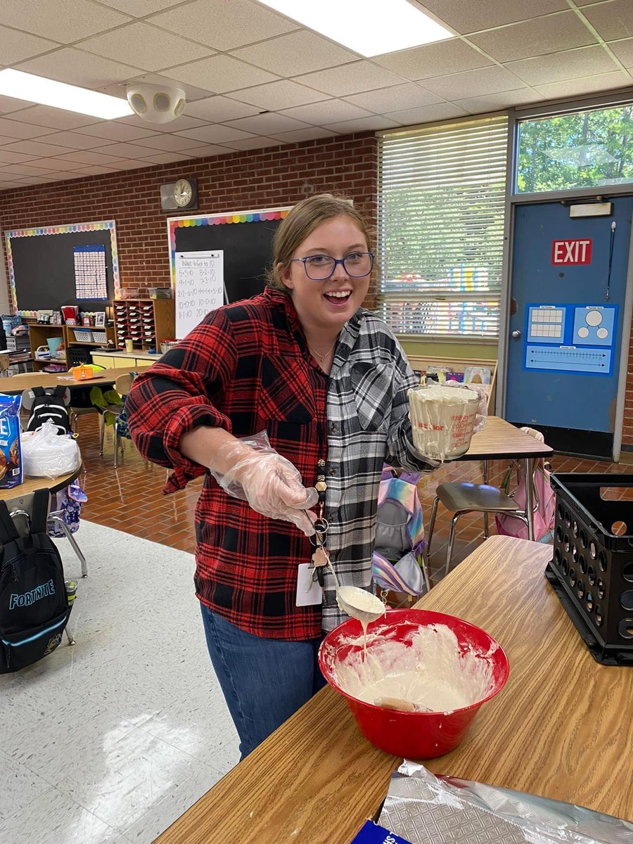 MrU_2ndGrade's tweet photo. Paul Bunyan day was a blast!! Yesterday was our final day of our Fairy Tales and Tall Tales unit! In the story of Paul Bunyan, he eats massive flapjacks so we thought that would be a perfect treat! #nobeariers https://t.co/KGjJgVqiUs